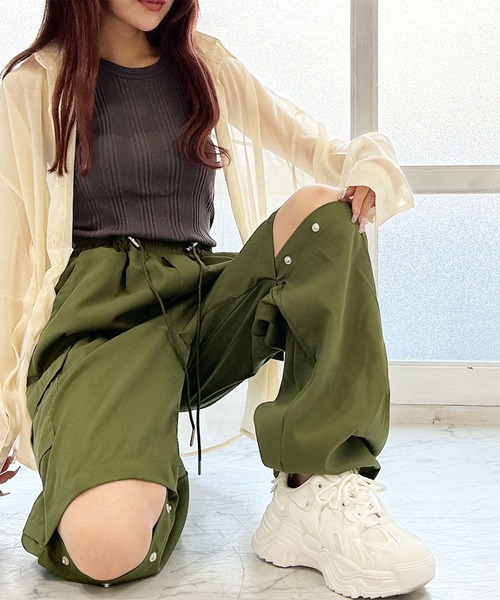 りぇ/ NUMBER18 ohako ⿻ ルーズ カーゴパンツ 春 カーキ PRIVATE BEACH（プライベートビーチ）の「膝ボタン開きカーゴパンツ