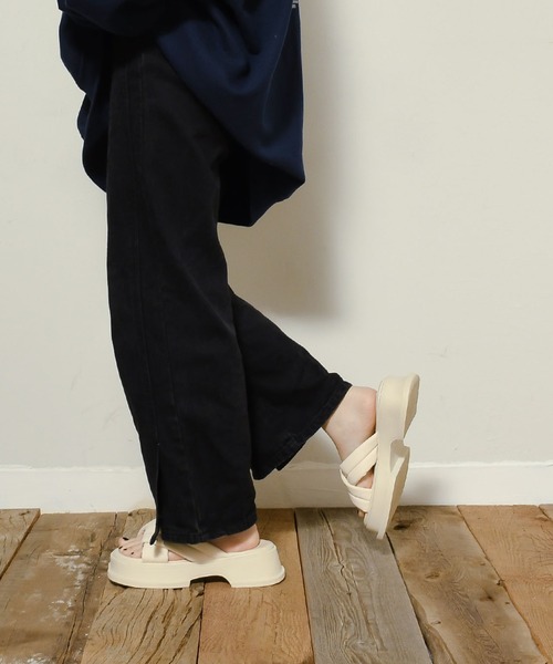 SVEC(シュベック)の「プラットフォーム チャンキー パフィーサンダル(サンダル・レディース・ホワイト/ブラック・38/40/39/37/36/35)」の18枚目の写真