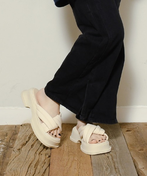 SVEC(シュベック)の「プラットフォーム チャンキー パフィーサンダル(サンダル・レディース・ホワイト/ブラック・38/40/39/37/36/35)」の17枚目の写真