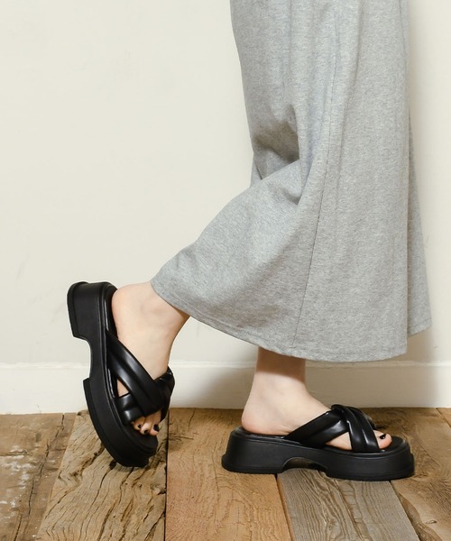 SVEC(シュベック)の「プラットフォーム チャンキー パフィーサンダル(サンダル・レディース・ホワイト/ブラック・38/40/39/37/36/35)」の10枚目の写真