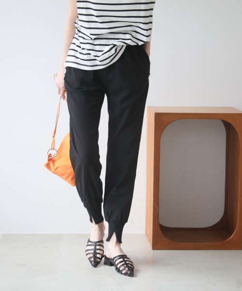 frames RAY CASSIN(フレームスレイカズン)の「WEB限定 リネンブレンド裾スリットジョガーパンツ セットアップ着用可(その他パンツ・レディース・ブラック/グレイッシュベージュ・FREE)」の2枚目の写真