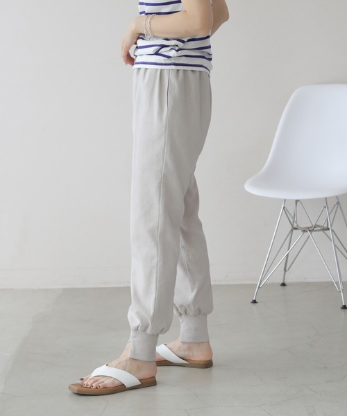 frames RAY CASSIN(フレームスレイカズン)の「WEB限定 リネンブレンド裾スリットジョガーパンツ セットアップ着用可(その他パンツ・レディース・ブラック/グレイッシュベージュ・FREE)」の19枚目の写真
