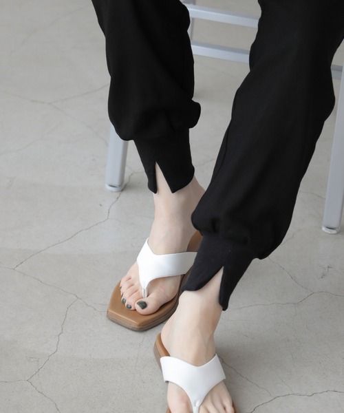 frames RAY CASSIN(フレームスレイカズン)の「WEB限定 リネンブレンド裾スリットジョガーパンツ セットアップ着用可(その他パンツ・レディース・ブラック/グレイッシュベージュ・FREE)」の3枚目の写真