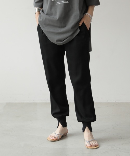 frames RAY CASSIN(フレームスレイカズン)の「WEB限定 リネンブレンド裾スリットジョガーパンツ セットアップ着用可(その他パンツ・レディース・ブラック/グレイッシュベージュ・FREE)」の4枚目の写真