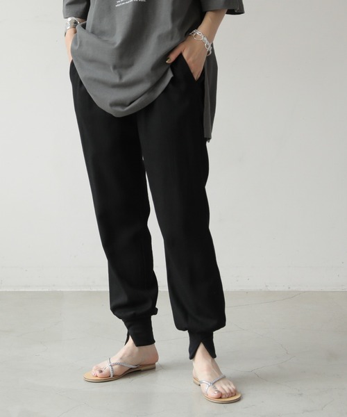 frames RAY CASSIN(フレームスレイカズン)の「WEB限定 リネンブレンド裾スリットジョガーパンツ セットアップ着用可(その他パンツ・レディース・ブラック/グレイッシュベージュ・FREE)」の7枚目の写真