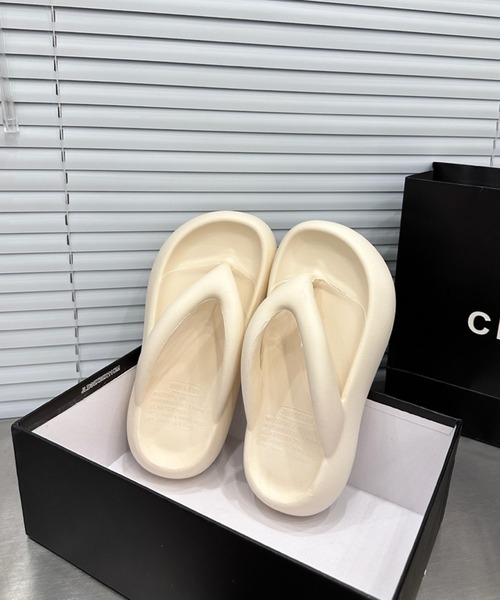 EPICKS（エピックス）の「ＥＶＡ軽量ビーチサンダル（サンダル・レディース・ブラック/アイボリー・36/38）」の4枚目の写真