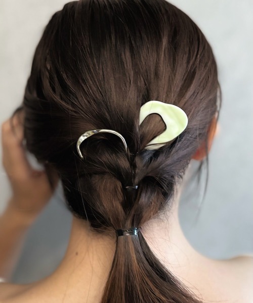 tone(トーン)の「【KuKuLu TOKYO】アクリル × メタル ニュアンスU字コームset(その他ヘアアクセサリー・レディース・グリーン系その他/ブラウン系その他/イエロー系その他・FREE)」の3枚目の写真