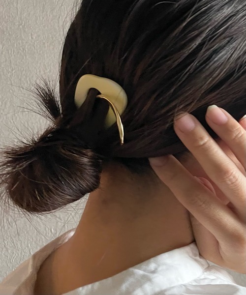 tone(トーン)の「【KuKuLu TOKYO】アクリル × メタル ニュアンスU字コームset(その他ヘアアクセサリー・レディース・グリーン系その他/ブラウン系その他/イエロー系その他・FREE)」の5枚目の写真