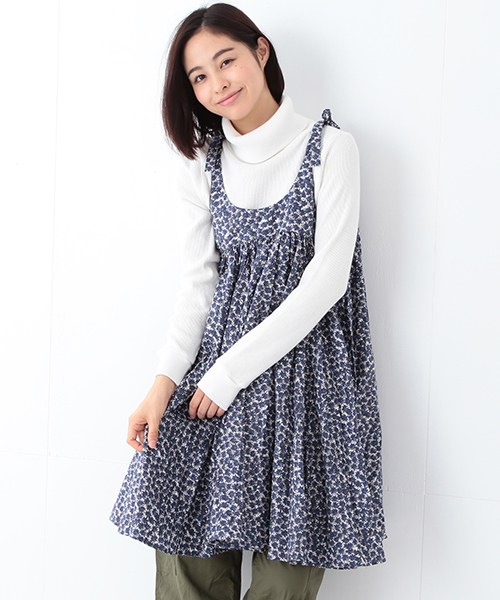 BEAMS BOY（ビームスボーイ）の「BEAMS BOY / プリント 肩リボン キャミワンピース（ワンピース・レディース・ゴールド/ネイビー・ONE SIZE）」の2枚目の写真