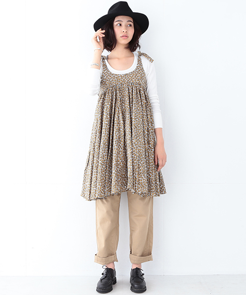 BEAMS BOY（ビームスボーイ）の「BEAMS BOY / プリント 肩リボン キャミワンピース（ワンピース・レディース・ゴールド/ネイビー・ONE SIZE）」の17枚目の写真