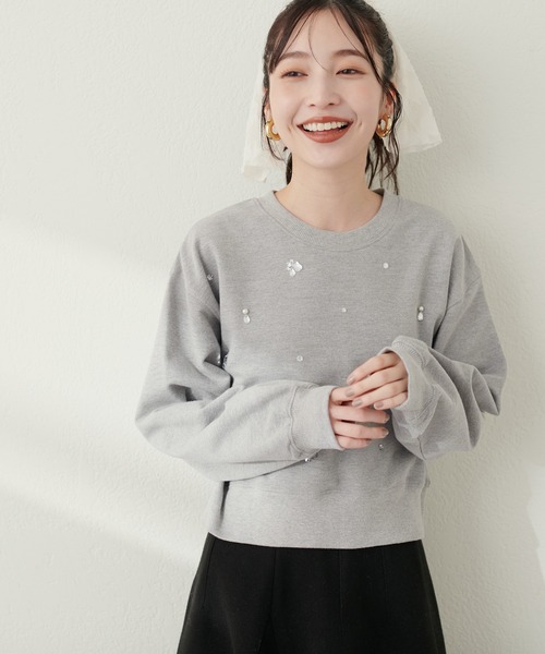 natural couture（ナチュラルクチュール）の「ビジュー×パールショート丈裏起毛プルオーバー（Tシャツ/カットソー・レディース・ブラック/オフホワイト/グレー・FREE）」の6枚目の写真