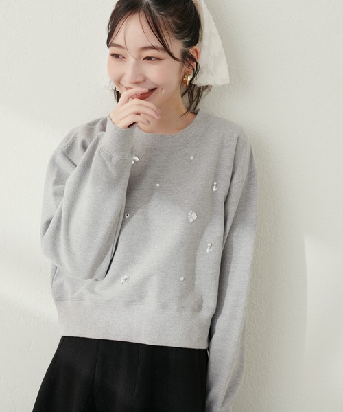 natural couture（ナチュラルクチュール）の「ビジュー×パールショート丈裏起毛プルオーバー（Tシャツ/カットソー・レディース・ブラック/オフホワイト/グレー・FREE）」の5枚目の写真