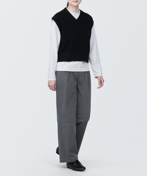 無印良品（ムジルシリョウヒン）の「婦人　縦横ストレッチチノタックワイドパンツ　股下長め（チノパンツ・レディース・チャコールグレー/アイボリー/ネイビー/ダークベージュ・XS/M/S/XL/L）」の14枚目の写真