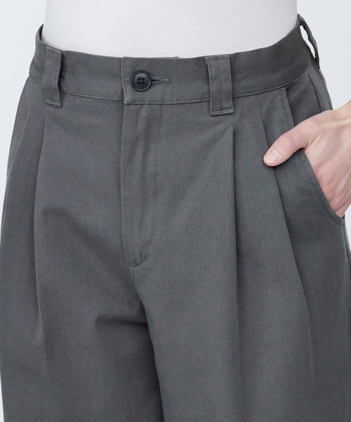 無印良品（ムジルシリョウヒン）の「婦人　縦横ストレッチチノタックワイドパンツ　股下長め（チノパンツ・レディース・チャコールグレー/アイボリー/ネイビー/ダークベージュ・XS/M/S/XL/L）」の17枚目の写真