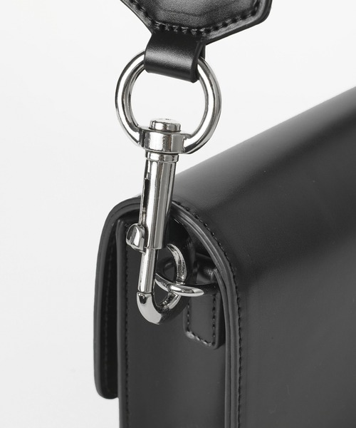 X-girl（エックスガール）の「OVAL LOGO FAUX LEATHER SHOULDER BAG