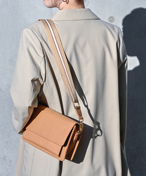 B.C STOCK(ベーセーストック)の「《追加2》ラインテープショルダー(ショルダーバッグ・レディース・ブラック/キャメル・FREE)」の9枚目の写真