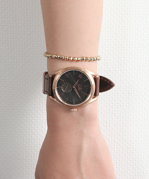 NIXON(ニクソン)の「THE C39 LEATHER(アナログ腕時計・レディース・ブラウン系その他/その他/ブラック×ゴールド/ブラック系その他/ゴールド×ブラウン/ゴールド系その他/その他1/その他2/ゴールド系その他2/ホワイトゴールド・FREE)」の4枚目の写真