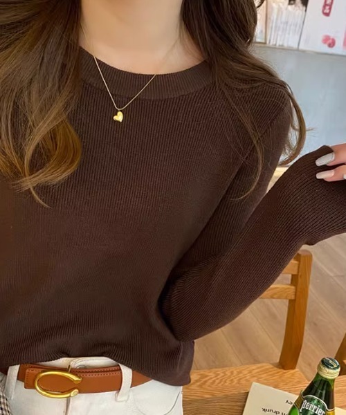 COCOMOMO(ココモモ)の「ベーシックで使いやすい クルーネック長袖ニット(ニット/セーター・レディース・アイボリー/ベージュ/パープル/ホワイト/グリーン/ライトグレー/ダークブラウン/ブラック・FREE)」の1枚目の写真