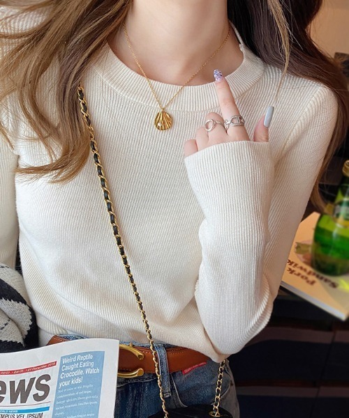 COCOMOMO(ココモモ)の「ベーシックで使いやすい クルーネック長袖ニット(ニット/セーター・レディース・アイボリー/ベージュ/パープル/ホワイト/グリーン/ライトグレー/ダークブラウン/ブラック・FREE)」の3枚目の写真
