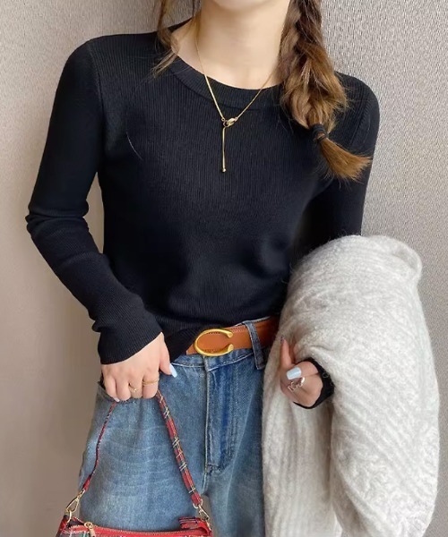 COCOMOMO(ココモモ)の「ベーシックで使いやすい クルーネック長袖ニット(ニット/セーター・レディース・アイボリー/ベージュ/パープル/ホワイト/グリーン/ライトグレー/ダークブラウン/ブラック・FREE)」の4枚目の写真