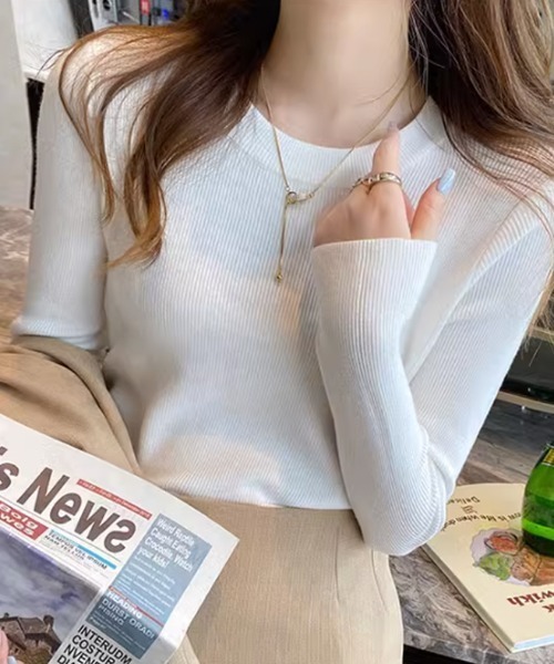 COCOMOMO(ココモモ)の「ベーシックで使いやすい クルーネック長袖ニット(ニット/セーター・レディース・アイボリー/ベージュ/パープル/ホワイト/グリーン/ライトグレー/ダークブラウン/ブラック・FREE)」の9枚目の写真