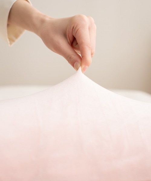 EMOOR（エムール）の「もちふわ触感【至福の睡眠】足まくらにもなる ジャンボまくら（クッション/クッションカバー・レディース・ピンク/ベージュ/アイボリー・FREE）」の6枚目の写真