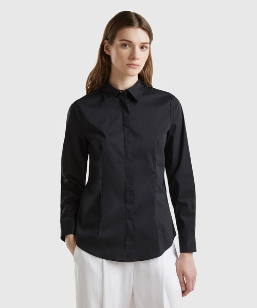 BENETTON (UNITED COLORS OF BENETTON)（ベネトンユナイテッドカラーズオブベネトン）の「ストレッチ長袖シャツ・ブラウス（シャツ/ブラウス・レディース・ブラック/ライトブルー/ホワイト・XX-SMALL/X-SMALL/SMALL/MEDIUM）」の2枚目の写真