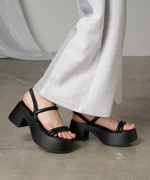 RAY CASSIN（レイカズン）の「チューブベルトサンダル（サンダル・レディース・ホワイト/シルバー/ブラック・LARGE/SMALL/MEDIUM）」の3枚目の写真