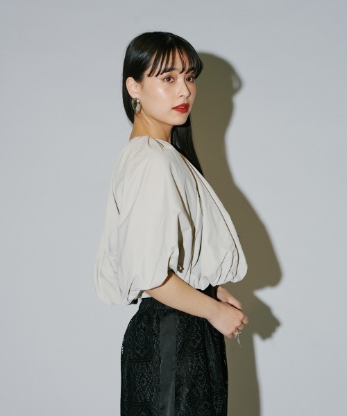 terrace(テラス)の「ナイロン シートギャザープルオーバー(その他トップス・レディース・ブラック/グレイッシュベージュ/グレー/オフホワイト・MEDIUM)」の7枚目の写真