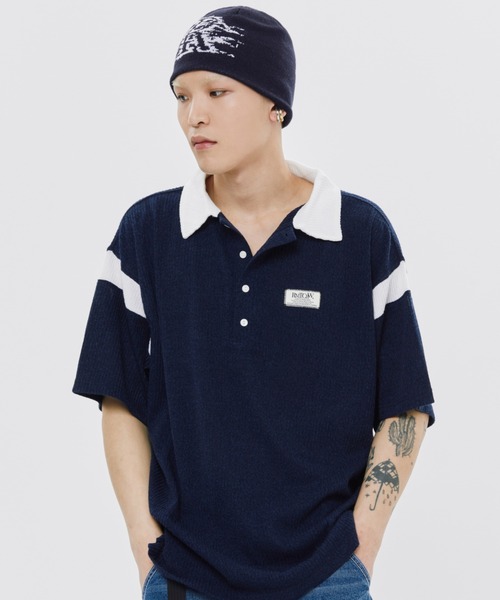 ROMANTIC CROWN（ロマンティッククラウン）の「A'GEM/9 × .kom 『ROMANTIC CROWN/ロマンティック クラウン』 4 BUTTON CLASSIC POLO SHIRT/クラシックポロシャツ（ポロシャツ・メンズ・グレー/ネイビー・M/L）」の2枚目の写真