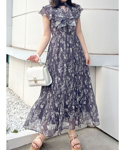 MERCURYDUO（マーキュリーデュオ）の「花柄プリーツティアードワンピース（ワンピース・レディース・ベビーピンク/オフホワイト/チャコールグレー・MEDIUM/SMALL）」の4枚目の写真