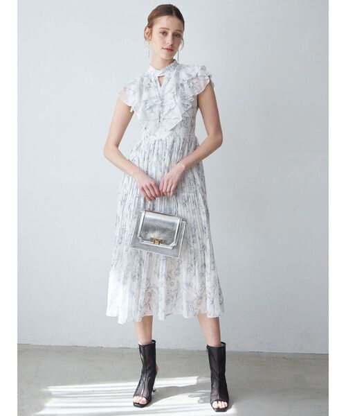 MERCURYDUO（マーキュリーデュオ）の「花柄プリーツティアードワンピース（ワンピース・レディース・ベビーピンク/オフホワイト/チャコールグレー・MEDIUM/SMALL）」の6枚目の写真