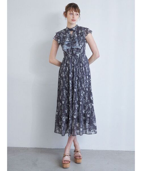 MERCURYDUO（マーキュリーデュオ）の「花柄プリーツティアードワンピース（ワンピース・レディース・ベビーピンク/オフホワイト/チャコールグレー・MEDIUM/SMALL）」の9枚目の写真