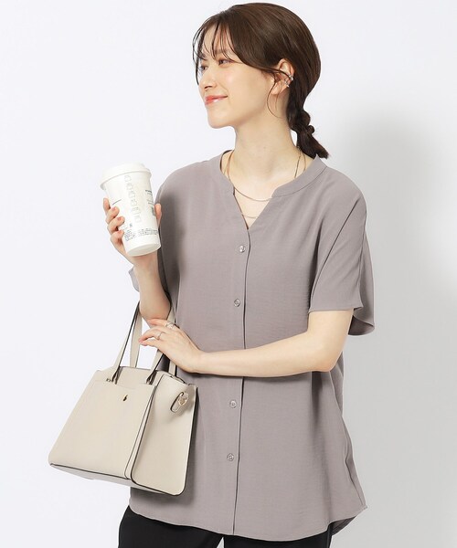 SHOO・LA・RUE(シューラルー)の「◆【イージーケア】オンにもオフにも 前あきスキッパーシャツ(シャツ/ブラウス・レディース・ライトベージュ/ブラウン系/オレンジ系/ネイビー・04/02/03)」の2枚目の写真