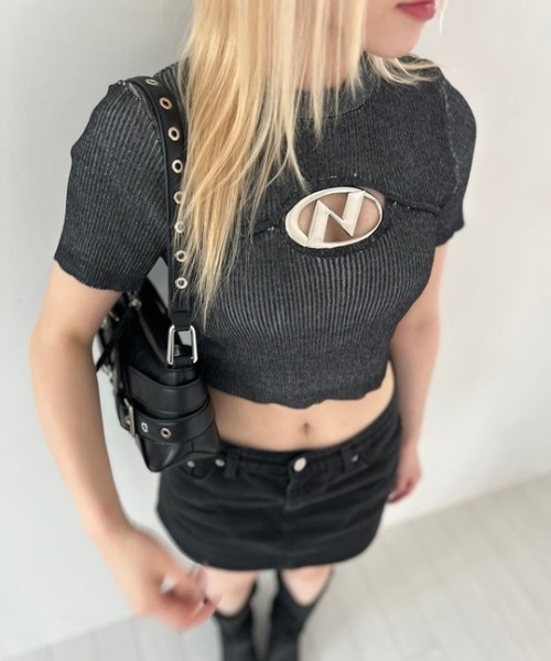 ipugo(イプゴ)の「ipugo/イプゴ ロゴミニ丈 半袖ニット 夏物 夏服(Tシャツ/カットソー・レディース・チャコール/ホワイト/カーキ・FREE)」の2枚目の写真