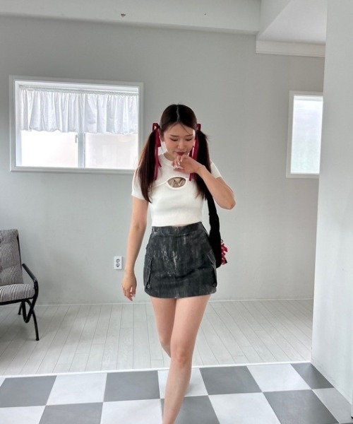 ipugo(イプゴ)の「ipugo/イプゴ ロゴミニ丈 半袖ニット 夏物 夏服(Tシャツ/カットソー・レディース・チャコール/ホワイト/カーキ・FREE)」の20枚目の写真