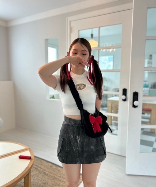 ipugo(イプゴ)の「ipugo/イプゴ ロゴミニ丈 半袖ニット 夏物 夏服(Tシャツ/カットソー・レディース・チャコール/ホワイト/カーキ・FREE)」の19枚目の写真