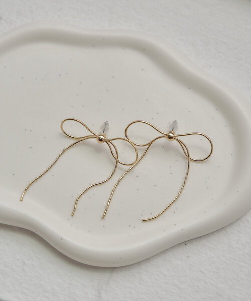 Chico（チコ）の「ロングメタルリボンピアス（ピアス（両耳用）・レディース・シルバー/ゴールド・FREE）」の4枚目の写真