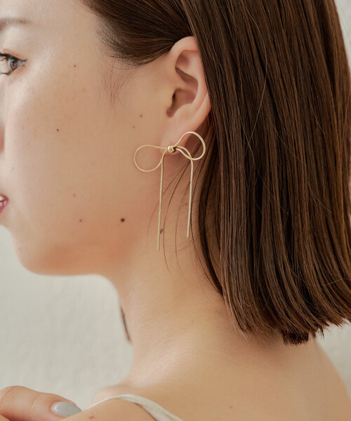 Chico（チコ）の「ロングメタルリボンピアス（ピアス（両耳用）・レディース・シルバー/ゴールド・FREE）」の5枚目の写真