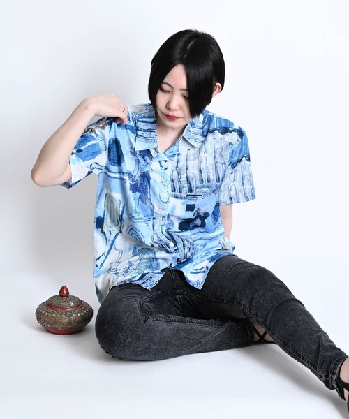 MARAI(マーライ)の「エジプト柄 半袖シャツ 総柄 オーバーサイズ リラックスシャツ(シャツ/ブラウス・レディース・ブルー・MEDIUM)」の3枚目の写真