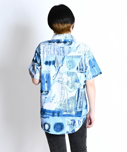 MARAI(マーライ)の「エジプト柄 半袖シャツ 総柄 オーバーサイズ リラックスシャツ(シャツ/ブラウス・レディース・ブルー・MEDIUM)」の4枚目の写真