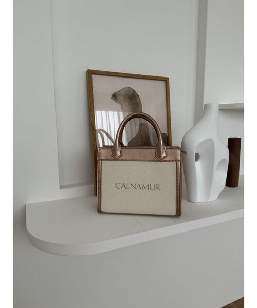 CALNAMUR（カルナムール）の「2WAY LOGO TOTE/２WAYロゴトート（ハンドバッグ・レディース・ゴールド・FREE）」の2枚目の写真