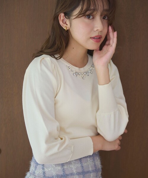 Feroux(フェルゥ)の「【洗える】ビジュー襟 プルオーバーニット(ニット/セーター・レディース・ブラック系/ピンク系/アイボリー系/ブルー系・F)」の3枚目の写真