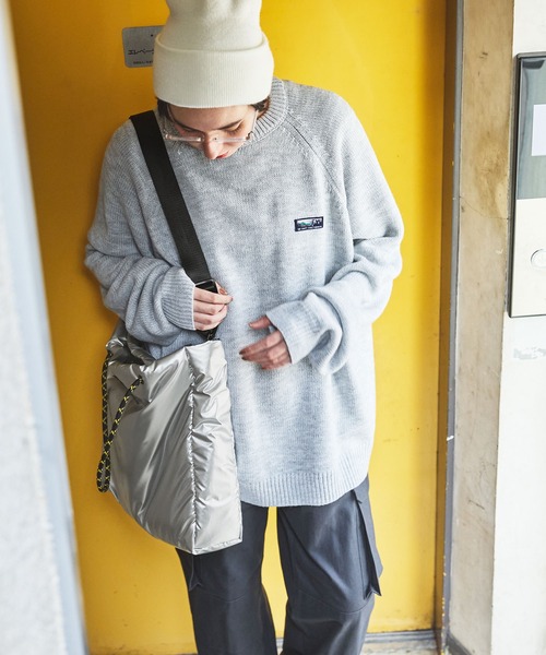 KiU（キウ）の「KiU/キウ 別注 2WAY 撥水パデッド ショルダートートバッグ（トートバッグ・メンズ・シルバー/ブラック・FREE）」の17枚目の写真