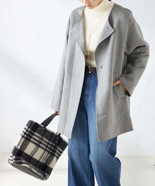 a.v.v（アーヴェヴェ）の「リバーミドルコート（ノーカラーコート・レディース・チャコールグレー/ベージュ・40/36/38）」の2枚目の写真