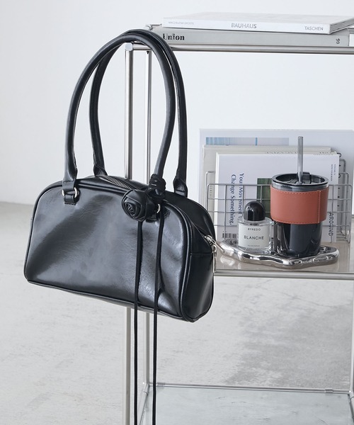 forksy.（フォルクシー）の「【forksy.】ローズチョーカー付き ミニボストンバッグ（ボストンバッグ・レディース・ブラック/ピンク/ホワイト・FREE）」の2枚目の写真