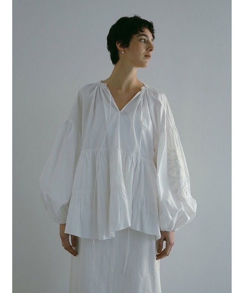 ★最終売切りお値下★HER. エンブロイダリーコットンチュニック HER.（ハー）の「エンブロイダリーコットンチュニック（シャツ