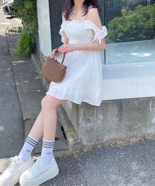 one way（ワンウェイ）の「2way肩リボンミニワンピース（ワンピース・レディース・ホワイト/ブラック/ブラック系その他/ホワイト系その他/ブルー系その他/グレー系その他/ホワイト系その他2/ブラック系その他2/ダークグリーン/ブラウン系その他/ベージュ系その他/グレー系その他2/ネイビー系/ブラック系その他3・FREE）」の2枚目の写真