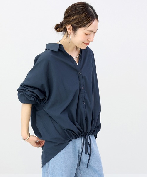 Aletta vita(アレッタビータ)の「シワ加工後ろギャザー裾ドロストシャツ(シャツ/ブラウス・レディース・オフホワイト/ベージュ/ネイビー・M)」の4枚目の写真