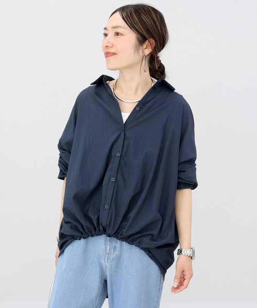 Aletta vita(アレッタビータ)の「シワ加工後ろギャザー裾ドロストシャツ(シャツ/ブラウス・レディース・オフホワイト/ベージュ/ネイビー・M)」の5枚目の写真